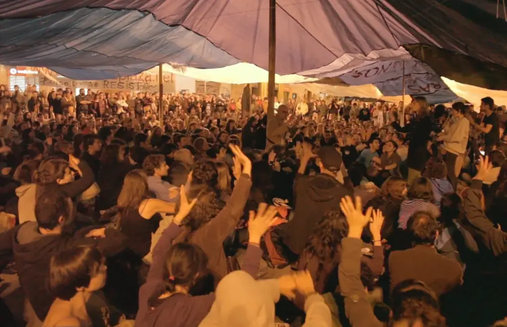 15M, asamblea bajo las lonas